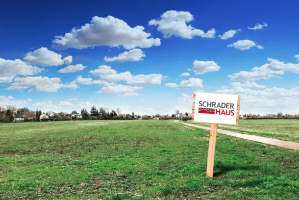 Grundstücksfläche mit Bauschild von Schrader Haus
